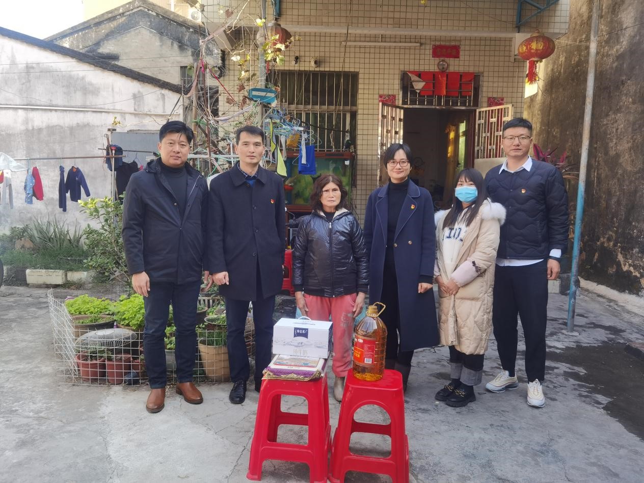 心系桑榆,关爱长者: 开发区第一小学党支部开展“迎元旦,送温暖”走访慰问活动