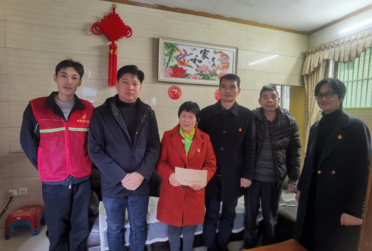 心系桑榆,关爱长者: 开发区第一小学党支部开展“迎元旦,送温暖”走访慰问活动