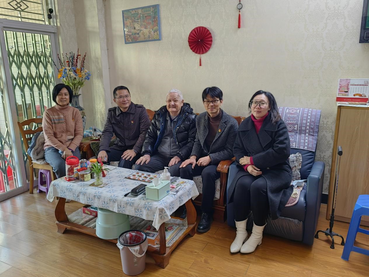 心系桑榆,关爱长者: 开发区第一小学党支部开展“迎元旦,送温暖”走访慰问活动